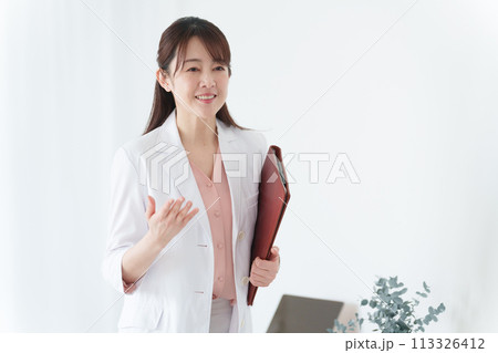 笑顔の女性医師 113326412