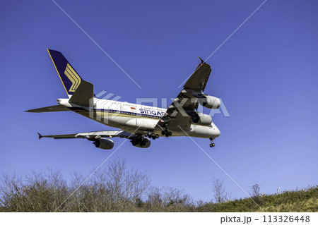成田空港に着陸する旅客機・シンガポール航空A380 113326448