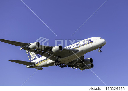 成田空港に着陸する旅客機・シンガポール航空A380 113326453