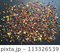 黒背景にたくさんの琥珀の粒 113326539