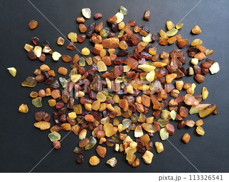 黒背景にたくさんの琥珀の粒 113326541