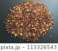 黒背景にたくさんの琥珀の粒 113326543