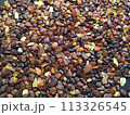 黒背景にたくさんの琥珀の粒 113326545