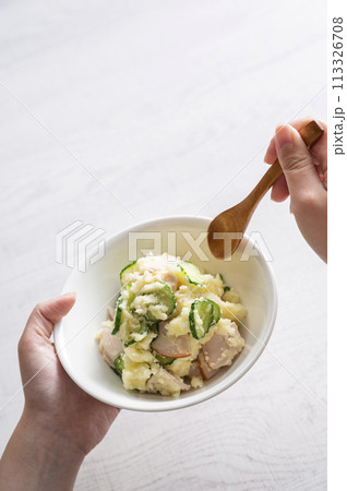 ポテトサラダを食べる女性の手 ポテトサラダを食べる女性の手 113326708