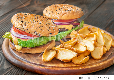Hamburgers with potato dippers 113326751