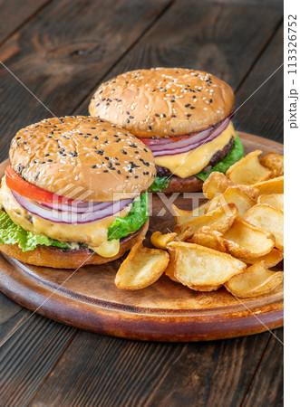 Hamburgers with potato dippers 113326752