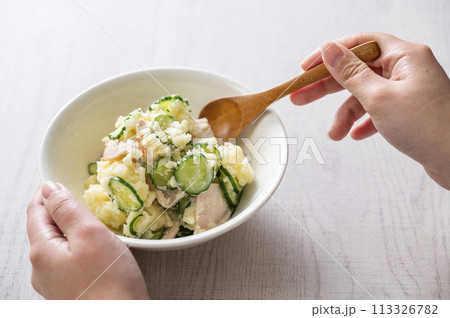 ポテトサラダを食べる女性の手 ポテトサラダを食べる女性の手 113326782