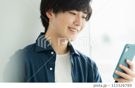 スマホを持つ男性 113326789