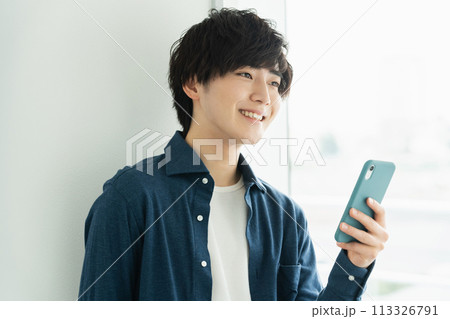 スマホを持つ男性 113326791
