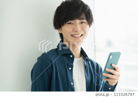スマホを持つ男性 スマホを持つ男性 113326797