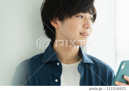 スマホを持つ男性 113326825