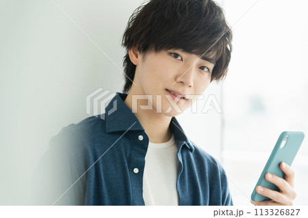 スマホを持つ男性 スマホを持つ男性 113326827