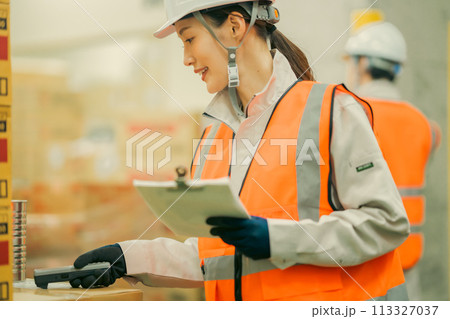 端末で在庫確認をする若い女性作業員 端末で在庫確認をする若い女性作業員 113327037