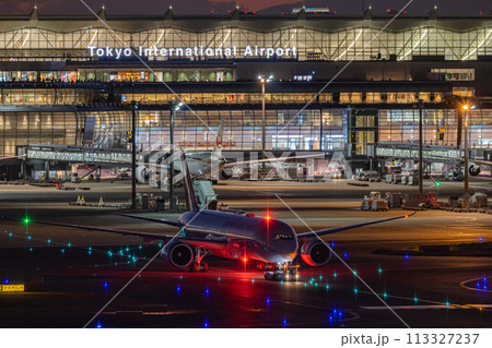 夜に羽田空港・空港夜景・牽引される旅客機・ANAボーイング787 113327237