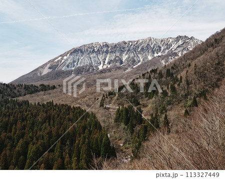 鍵掛峠から見る春の2024年4月の大山南壁 113327449