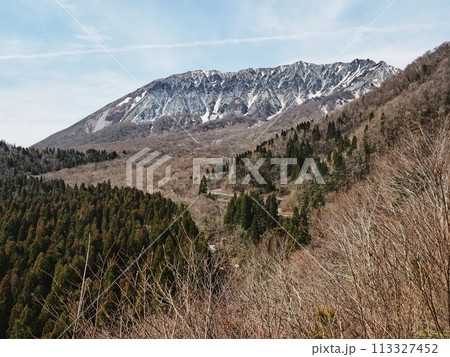 鍵掛峠から見る春の2024年4月の大山南壁 113327452