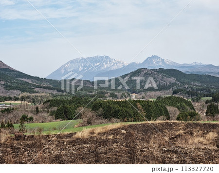野土路トンネル北側出口から見た大山の眺望 113327720