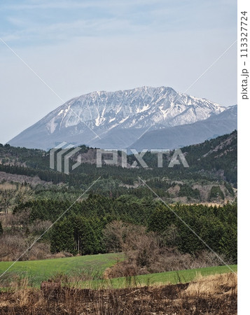 野土路トンネル北側出口から見た大山の眺望 113327724