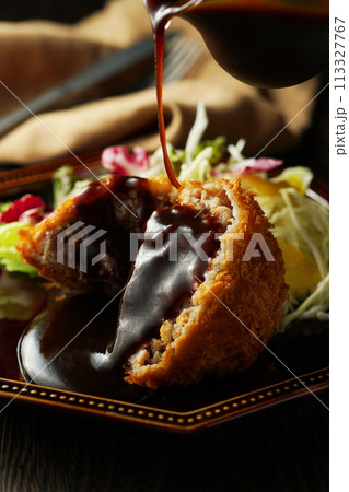 メンチカツ(ミンチカツ)に特製ソースをかけて 113327767