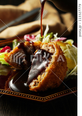 メンチカツ(ミンチカツ)に特製ソースをかけて 113327779