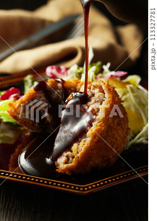 メンチカツ(ミンチカツ)に特製ソースをかけて 113327781