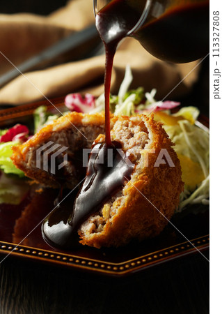 メンチカツ(ミンチカツ)に特製ソースをかけて メンチカツ(ミンチカツ)に特製ソースをかけて 113327808