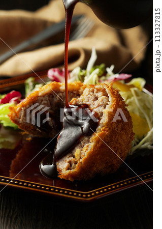 メンチカツ(ミンチカツ)に特製ソースをかけて 113327815