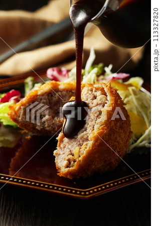 メンチカツ(ミンチカツ)に特製ソースをかけて 113327820