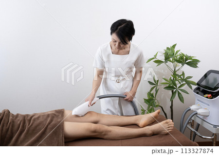 メンズ脱毛の施術を受ける男性 メンズ脱毛の施術を受ける男性 113327874