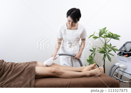 メンズ脱毛の施術を受ける男性 メンズ脱毛の施術を受ける男性 113327875