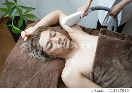 メンズ脱毛の施術を受ける男性 113327959