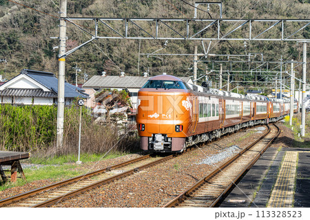 春の伯備線木野山駅を通過するデビュー間もない岡山行き新型特急やくも8 岡山県高梁市 春の伯備線木野山駅を通過するデビュー間もない岡山行き新型特急やくも8 岡山県高梁市 113328523