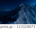 夜明け前の雪の西穂高岳 113328873