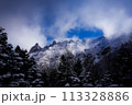 雲に覆われる山 113328886