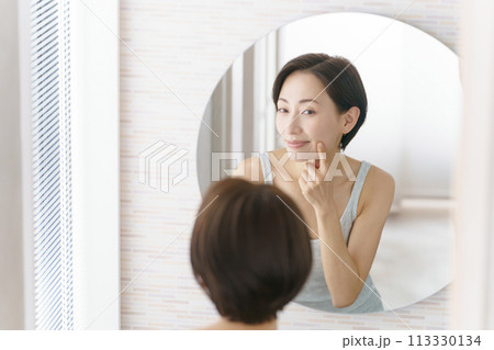 スキンケアをするミドル女性 113330134
