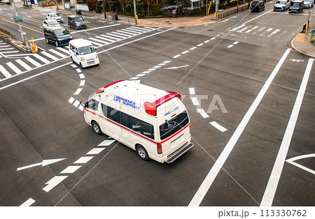交差点を通過する救急車を俯瞰で撮影 113330762