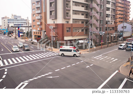 交差点を左折する救急車 113330763