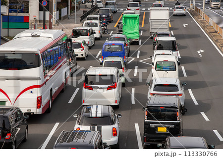 渋滞する幹線道路を後方から見る 113330766