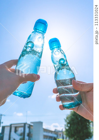 ラムネ瓶　乾杯　デート 113331024