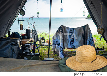 キャンプ画像 夏 海 ビーチ 麦わら帽子 海岸 テント内 キャンプ画像 夏 海 ビーチ 麦わら帽子 海岸 テント内 113332375