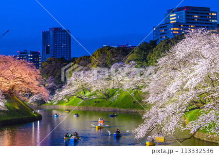 日本の東京都市景観 桜が満開。ボートで賑わうライトアップされた千鳥ヶ淵などを望む…＝令和6年4月7日 113332536