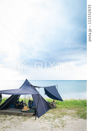 キャンプ風景 黒テント 空 海 水平線 ブラックテント ソロキャンプ  113332635