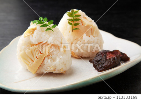 筍ご飯のおにぎり 113333169