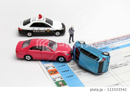 交通事故　保険　事故現場　イメージ 113333542
