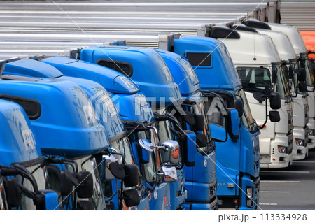 並んだトラック　イメージ 113334928