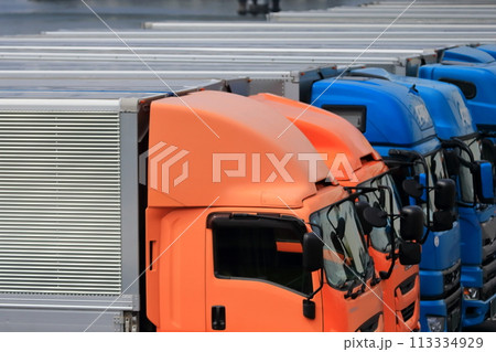 並んだトラック　イメージ 113334929