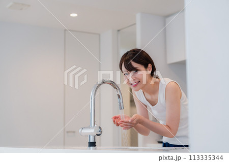 家で洗顔をする若い女性 113335344