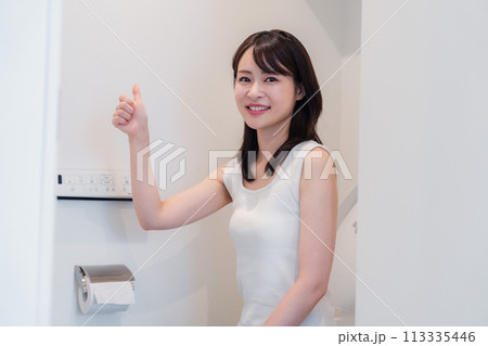 トイレでOKサインをする若い女性 113335446