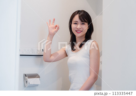 トイレでOKサインをする若い女性 113335447