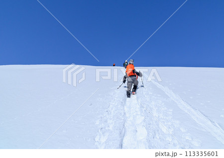 （谷川岳）雪山を登る登山者たち 113335601